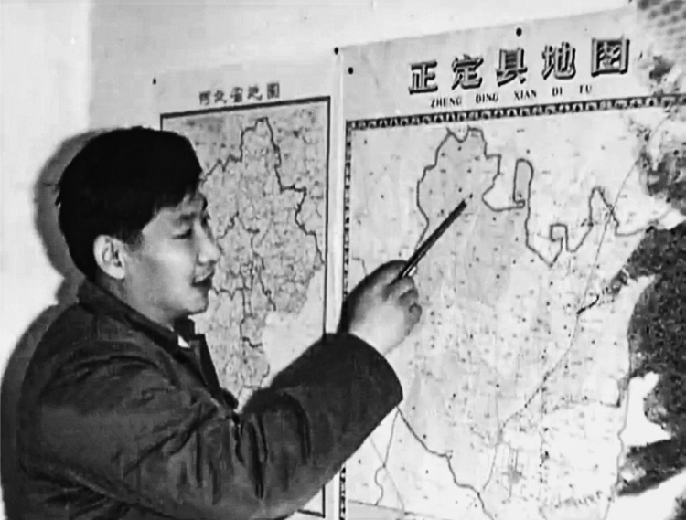 習(xí)近平在辦公室地圖前謀劃正定的發(fā)展。（圖源：《讓群眾過上好日子——習(xí)近平正定足跡》）