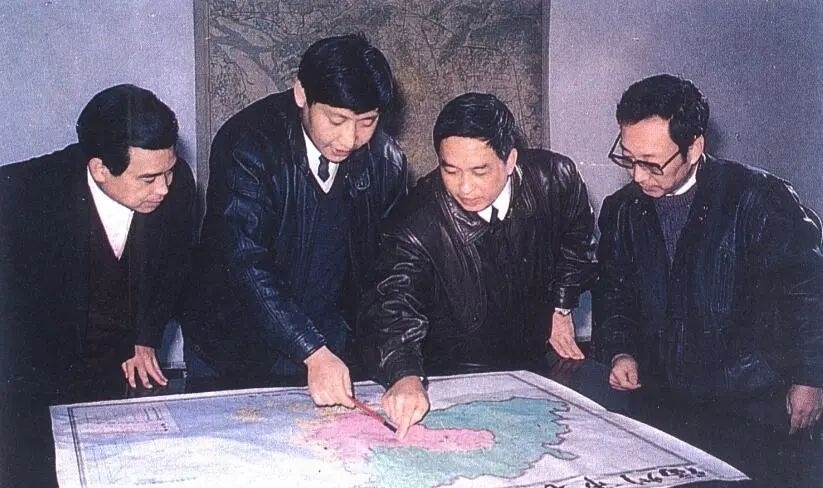 1991年12月，習近平與同事討論福州市戰(zhàn)略規(guī)劃設想。（圖源：《習近平在福州》）