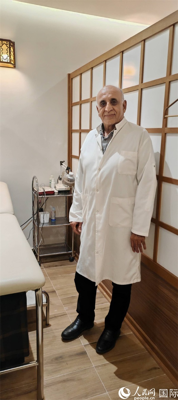 哈利勒在中醫(yī)診所。人民網(wǎng)記者 黃培昭攝