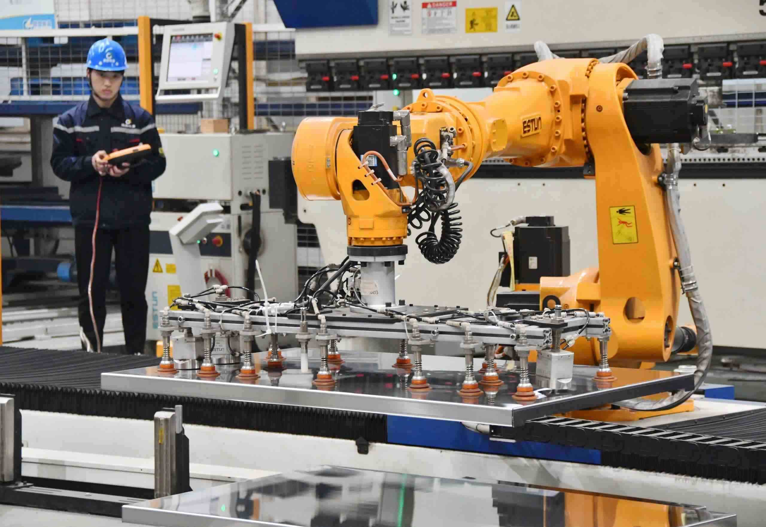 △2025年2月21日，河北邯鄲永年區(qū)工業(yè)園區(qū)的一家企業(yè)，工人正在操控工業(yè)機(jī)器人作業(yè)。