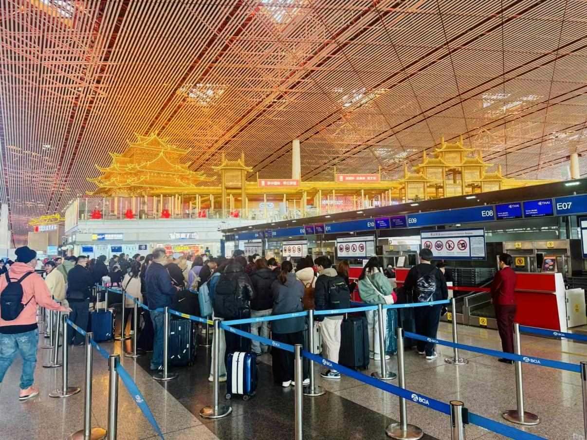 旅客在首都機(jī)場(chǎng)值機(jī)柜臺(tái)辦理乘機(jī)手續(xù)。人民網(wǎng)記者 喬雪峰攝