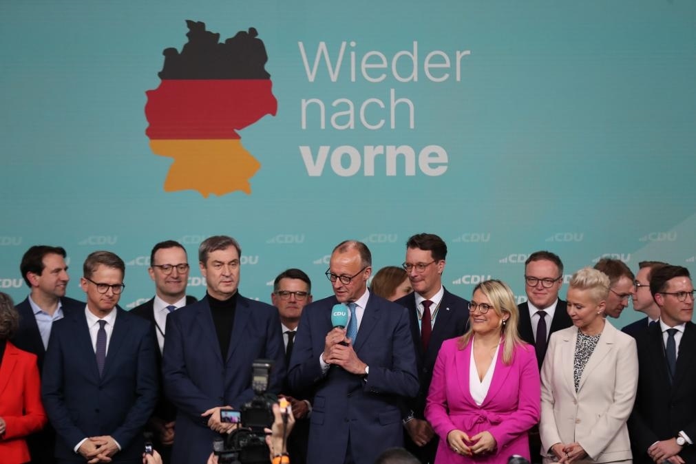 2月23日，在德國柏林的基督教民主聯(lián)盟總部，聯(lián)盟黨總理候選人默茨（中）在出口民調顯示領先后接受祝賀。新華社記者杜哲宇攝