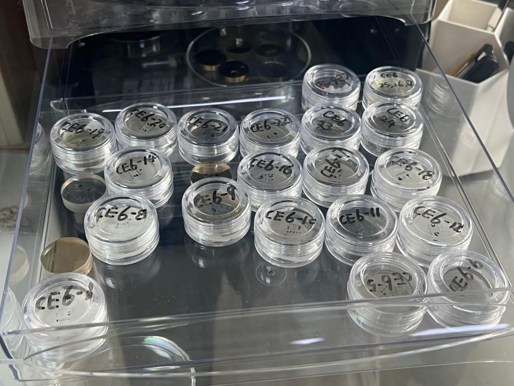 包含嫦娥六號(hào)樣品的樹脂靶。新華社記者 溫競?cè)A 攝