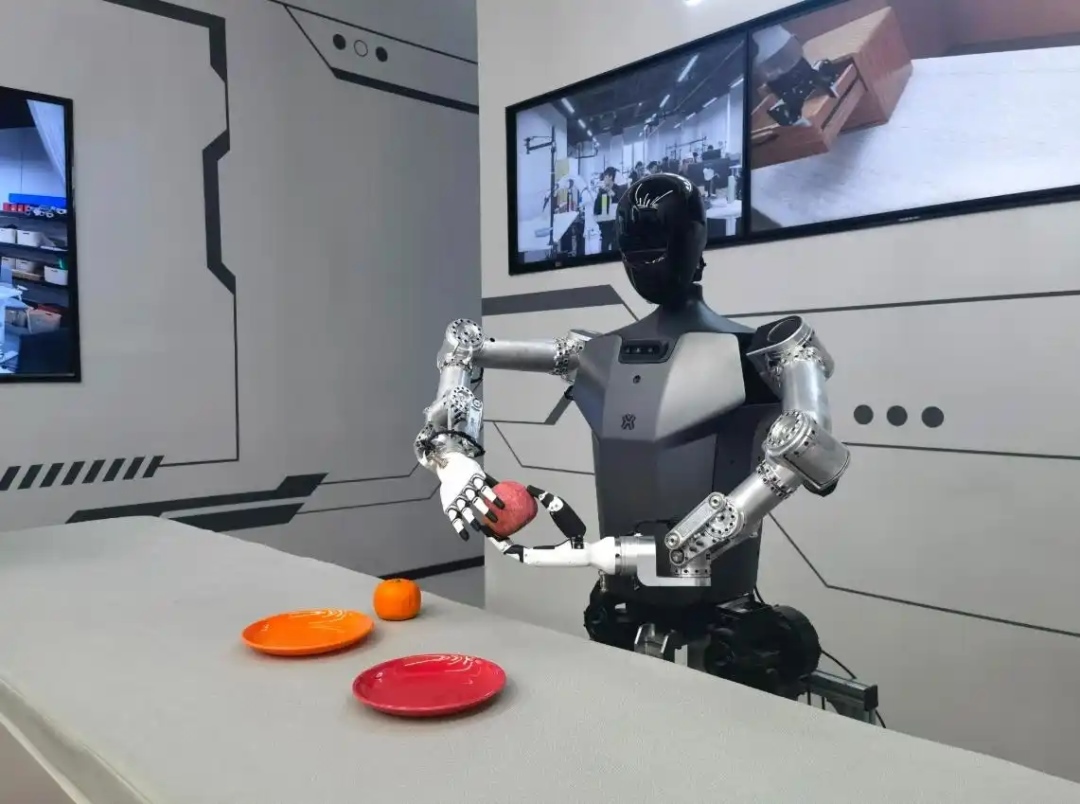 △2025年2月24日，北京“機器人大世界”展出的機器人正在完成日常家務。