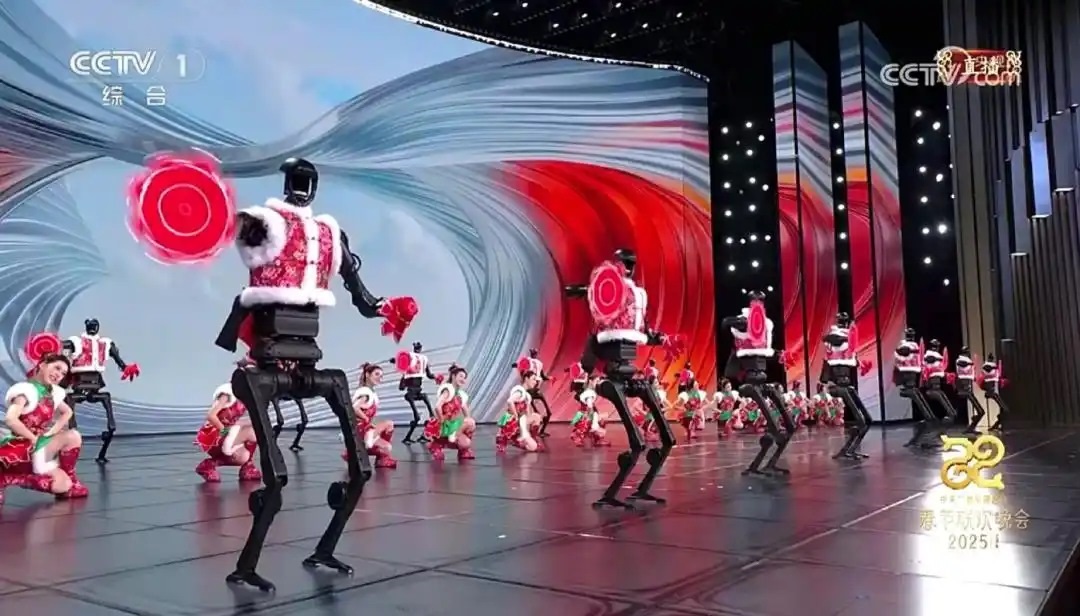 △今年春晚，宇樹科技人形機器人身穿東北特色的花棉襖扭秧歌，呈現(xiàn)出全新視覺效果。