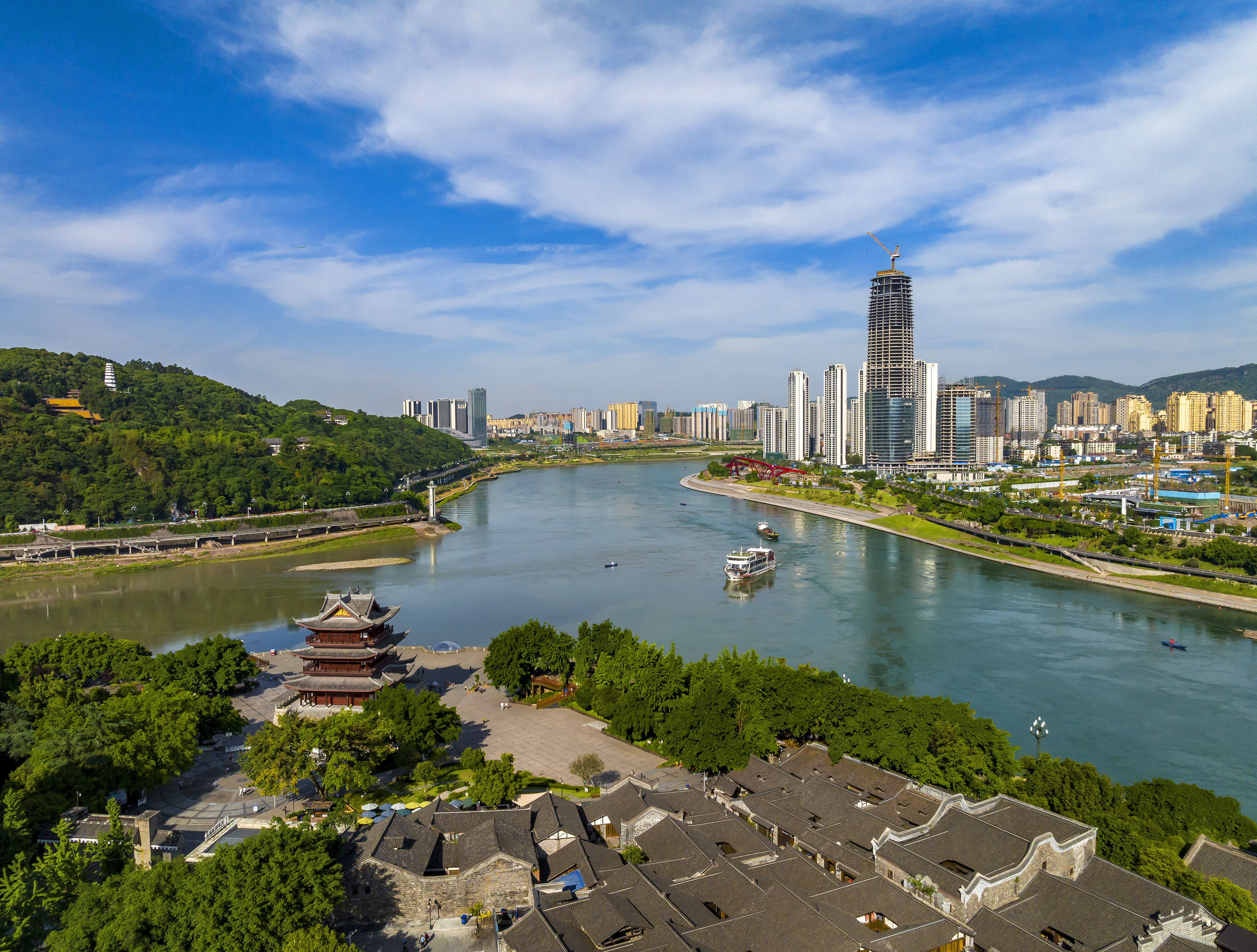 “長江首城”四川宜賓，經(jīng)過長江生態(tài)綜合治理后的三江交匯處風(fēng)光。