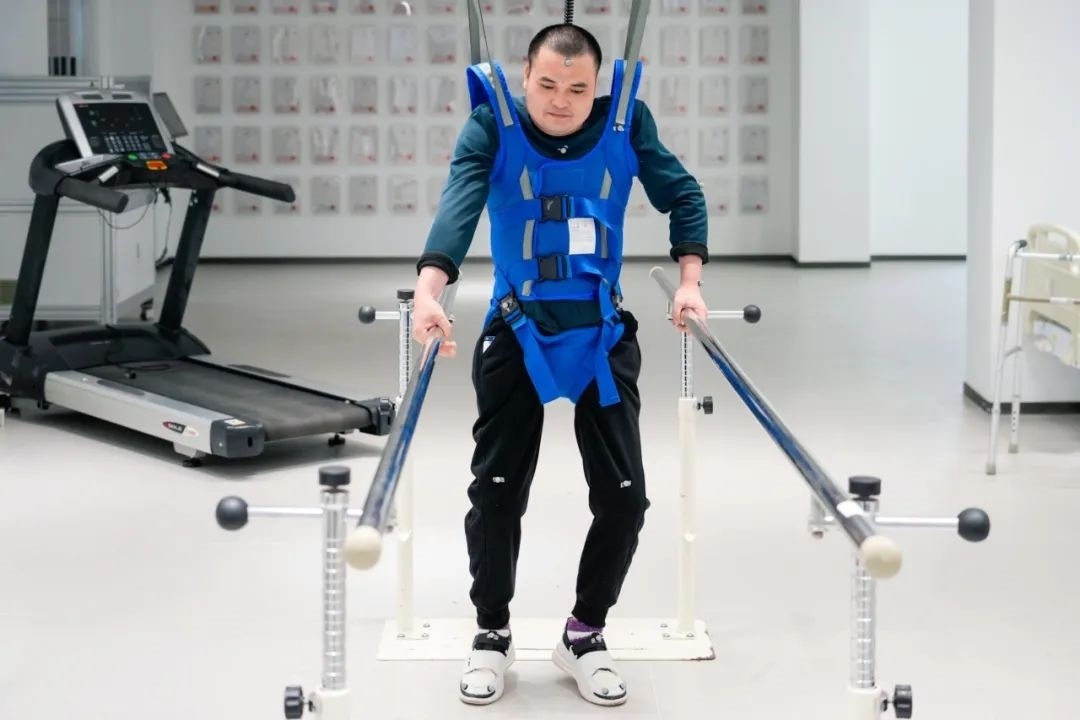 在術(shù)后第14天，患者依靠自身運動意圖行走。復(fù)旦大學(xué)供圖