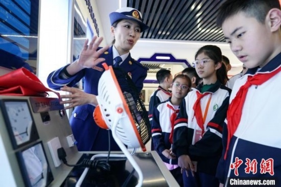 圖為學(xué)生們參觀道里區(qū)消防救援大隊消防科普體驗(yàn)館內(nèi)電器火災(zāi)演示實(shí)驗(yàn)臺。中新社記者 趙宇航 攝