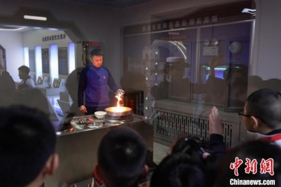 圖為學(xué)生們參觀道里區(qū)消防救援大隊消防科普體驗(yàn)館內(nèi)火場真實(shí)體驗(yàn)演示區(qū)。中新社記者 趙宇航 攝