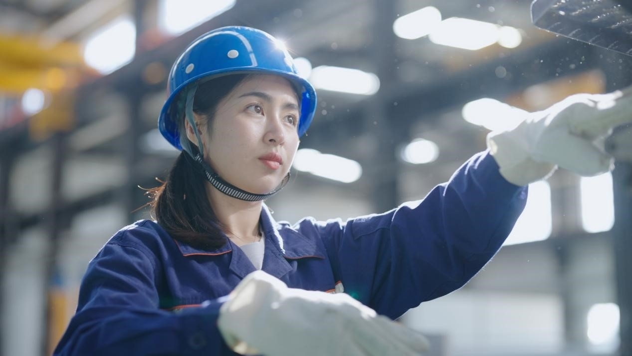 老中鐵路有限公司萬(wàn)象運(yùn)營(yíng)管理中心機(jī)輛車(chē)間希達(dá)在工作中。老中鐵路有限公司供圖