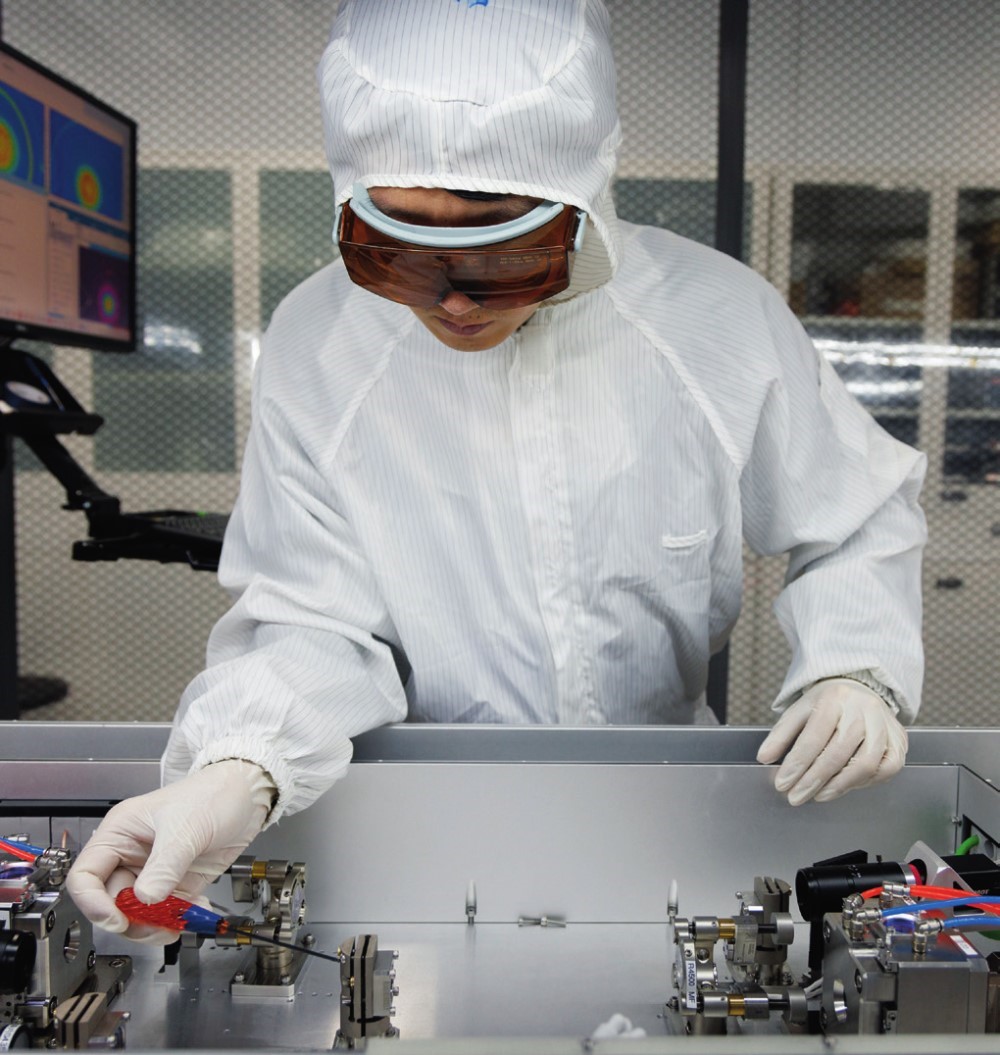 科研人員在廣東東莞阿秒科學(xué)中心實(shí)驗(yàn)室調(diào)試高性能激光器（2025年1月10日攝）。金立旺攝/本刊