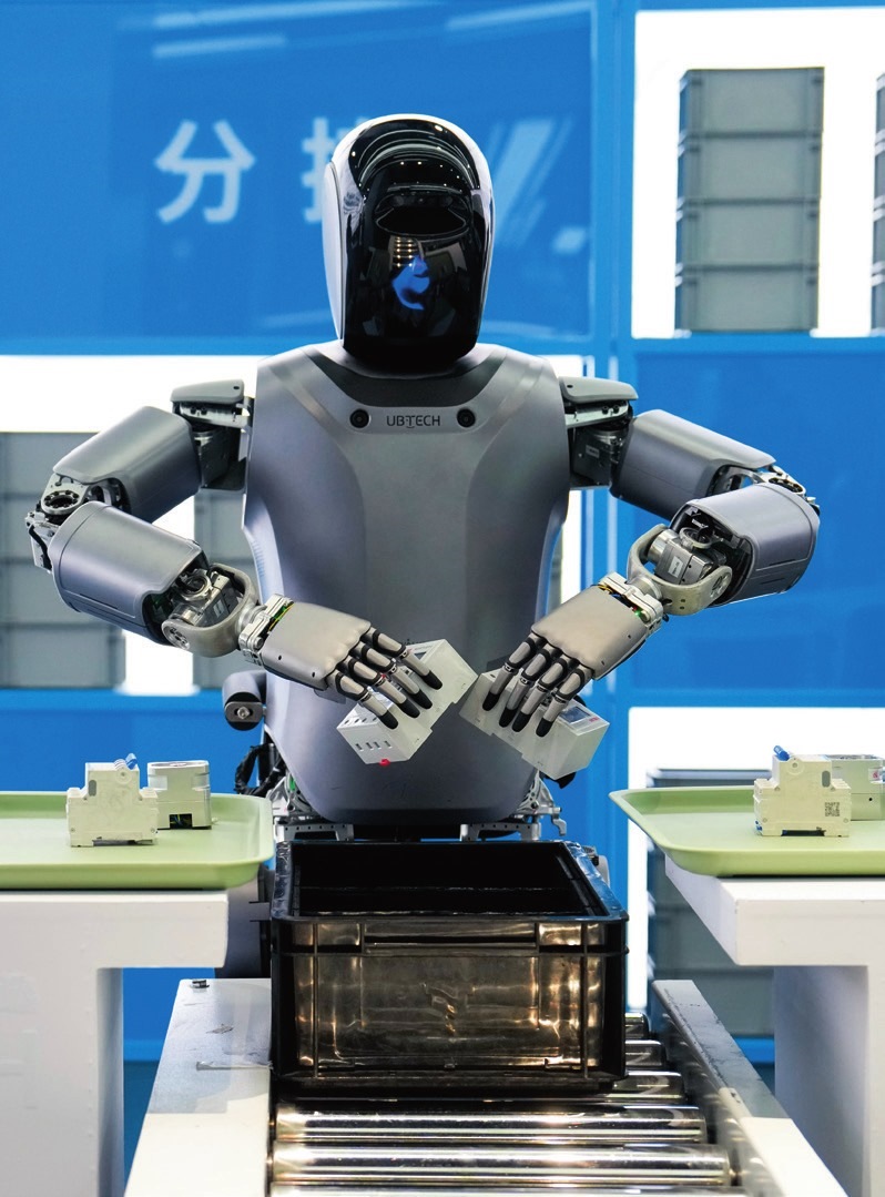 北京“機(jī)器人大世界”展示的優(yōu)必選人形機(jī)器人（2025年2月24日攝）。鞠煥宗攝/本刊