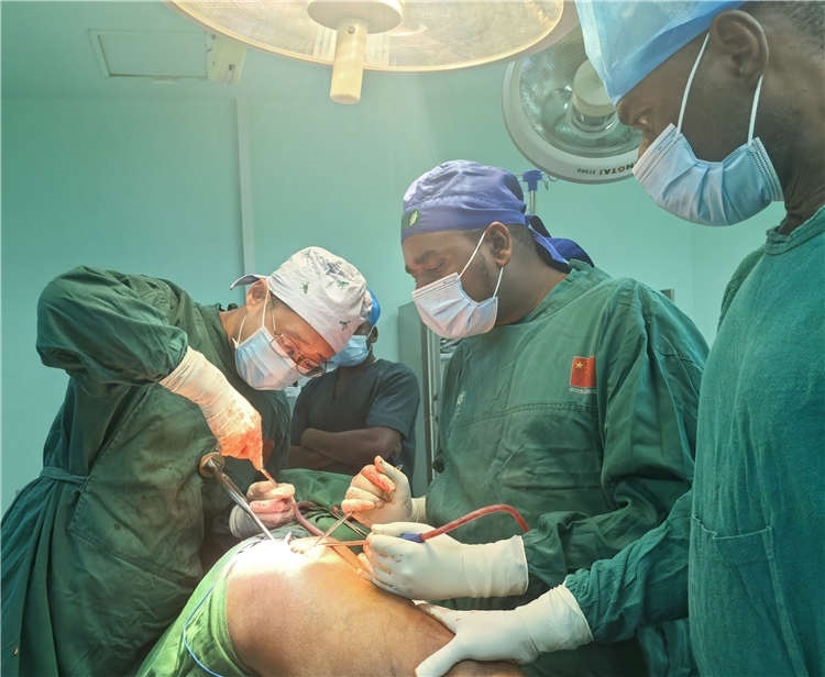 王磊醫(yī)師手術(shù)中。中國(guó)援桑醫(yī)療隊(duì)供圖