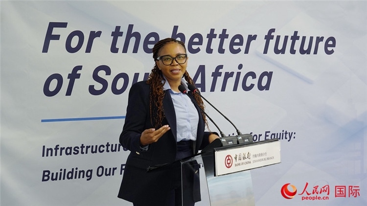 馬塞莫拉女士詳細(xì)介紹了南非政府在基礎(chǔ)設(shè)施建設(shè)方面的最新規(guī)劃和社會(huì)公益項(xiàng)目。人民網(wǎng) 劉暢攝