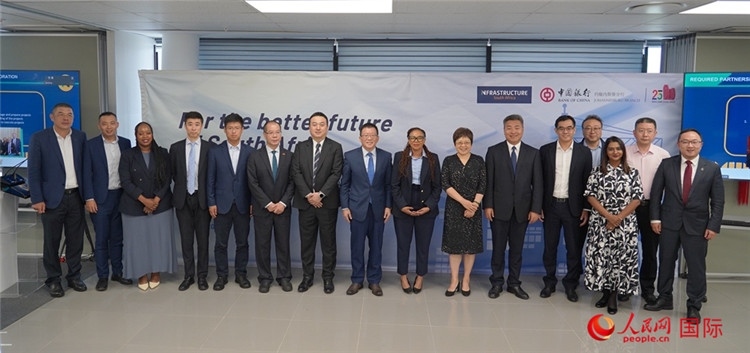 與會(huì)嘉賓合影。人民網(wǎng) 劉暢攝