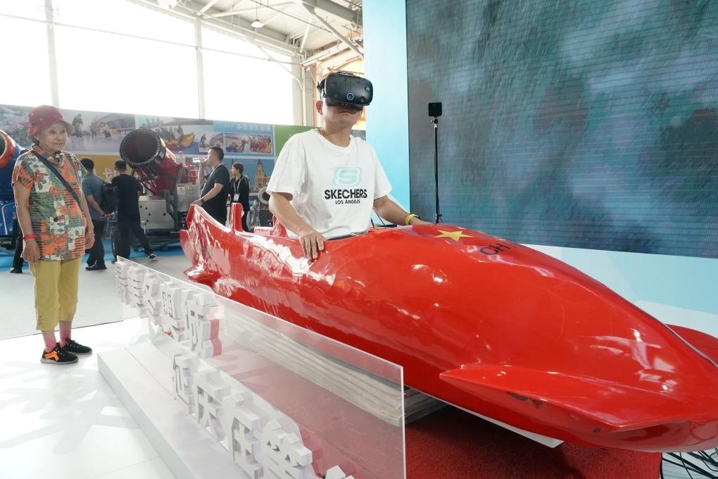 2023年9月15日，觀眾在2023國際冬季運動（北京）博覽會現(xiàn)場通過VR設(shè)備體驗雪車。新華社記者 任超 攝