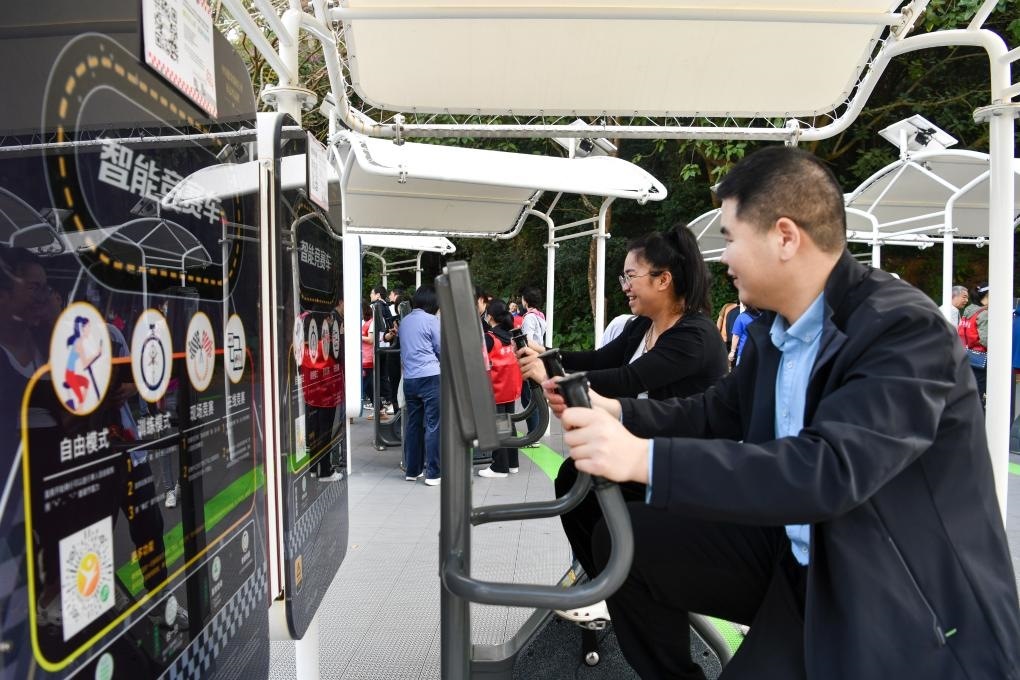 2024年1月20日，市民在蓮花山公園西區(qū)室外智能健身房參加競賽活動。當(dāng)日，深圳市室外智能健身競賽活動舉行。新華社記者 梁旭 攝