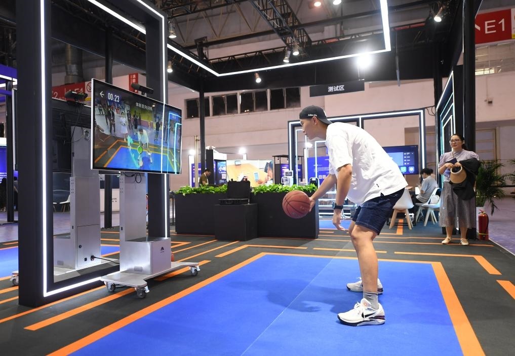 2023年8月25日，在HICOOL2023全球創(chuàng)業(yè)者峰會展覽展示區(qū)，觀眾體驗AI智慧體育運動系統(tǒng)。當(dāng)日，HICOOL2023全球創(chuàng)業(yè)者峰會在位于北京市順義區(qū)的中國國際展覽中心（新館）開幕。新華社記者 任超 攝