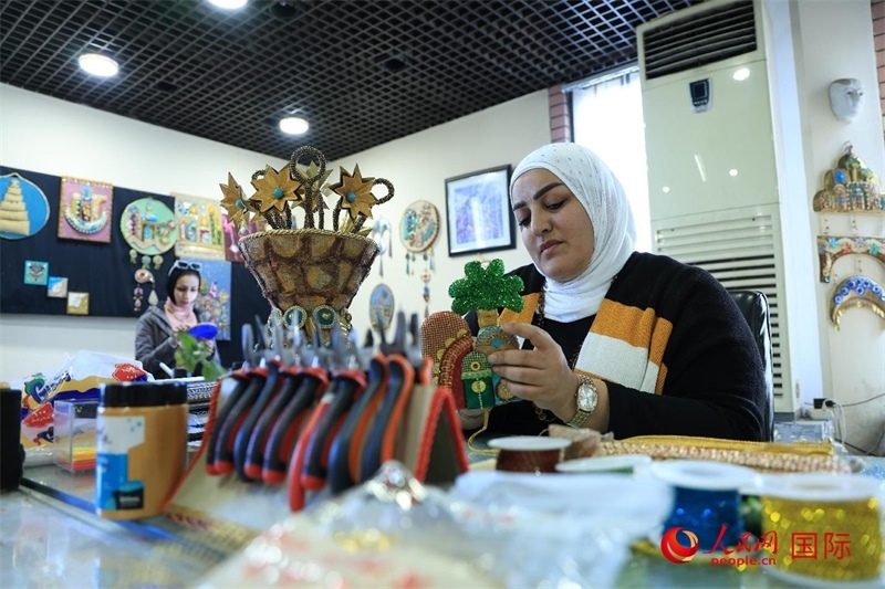 設(shè)計(jì)師娜達(dá)在制作巴比倫時(shí)期飾品。人民網(wǎng)伊納斯·易卜拉欣攝