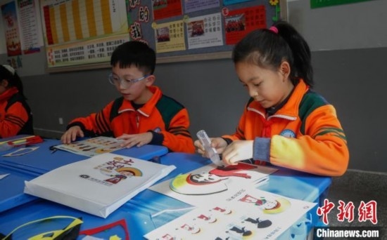 圖為學生參與“土族娃娃布貼畫”社教課。中新社記者 馬銘言 攝
