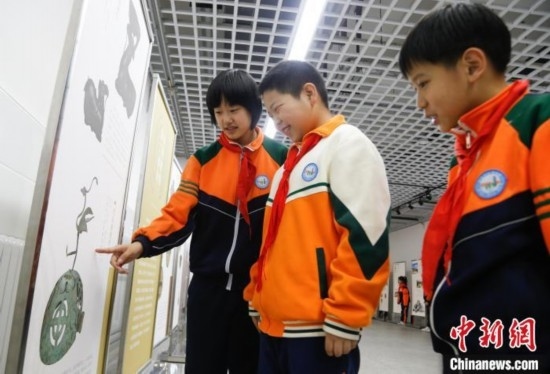 圖為學生了解出土于青海省西寧市大通回族土族自治縣的漢代鸞鳳銅熏爐蓋。中新社記者 馬銘言 攝