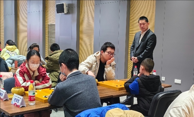常昊觀戰(zhàn)年輕棋手們比賽。人民網(wǎng)記者 李乃妍攝