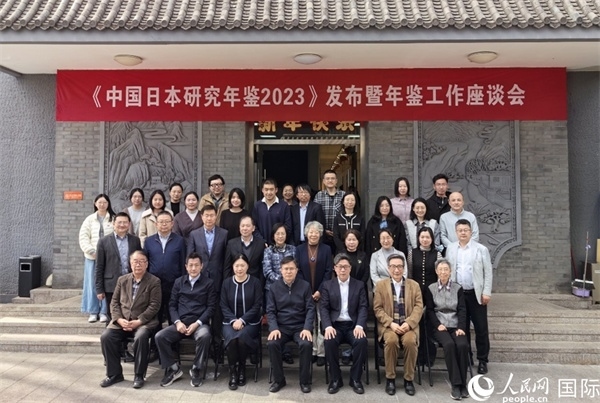 部分與會嘉賓合影留念。人民網(wǎng)記者 陳建軍攝