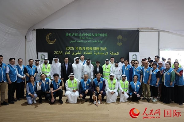 活動(dòng)現(xiàn)場，中阿雙方合影留念。人民網(wǎng)記者 張志文攝