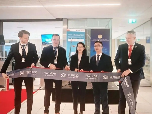 中國(guó)駐挪威大使侯悅（中）出席海航奧斯陸—北京直航開航儀式。中國(guó)駐挪威大使館供圖