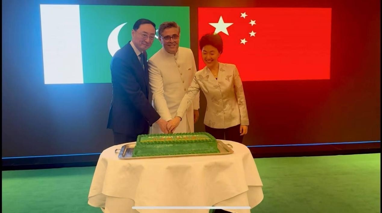 外交部副部長孫衛(wèi)東（左）、巴基斯坦駐華大使卡里爾·哈什米（中）、中聯(lián)部副部長孫海燕（右）共切蛋糕。巴基斯坦駐華大使館供圖