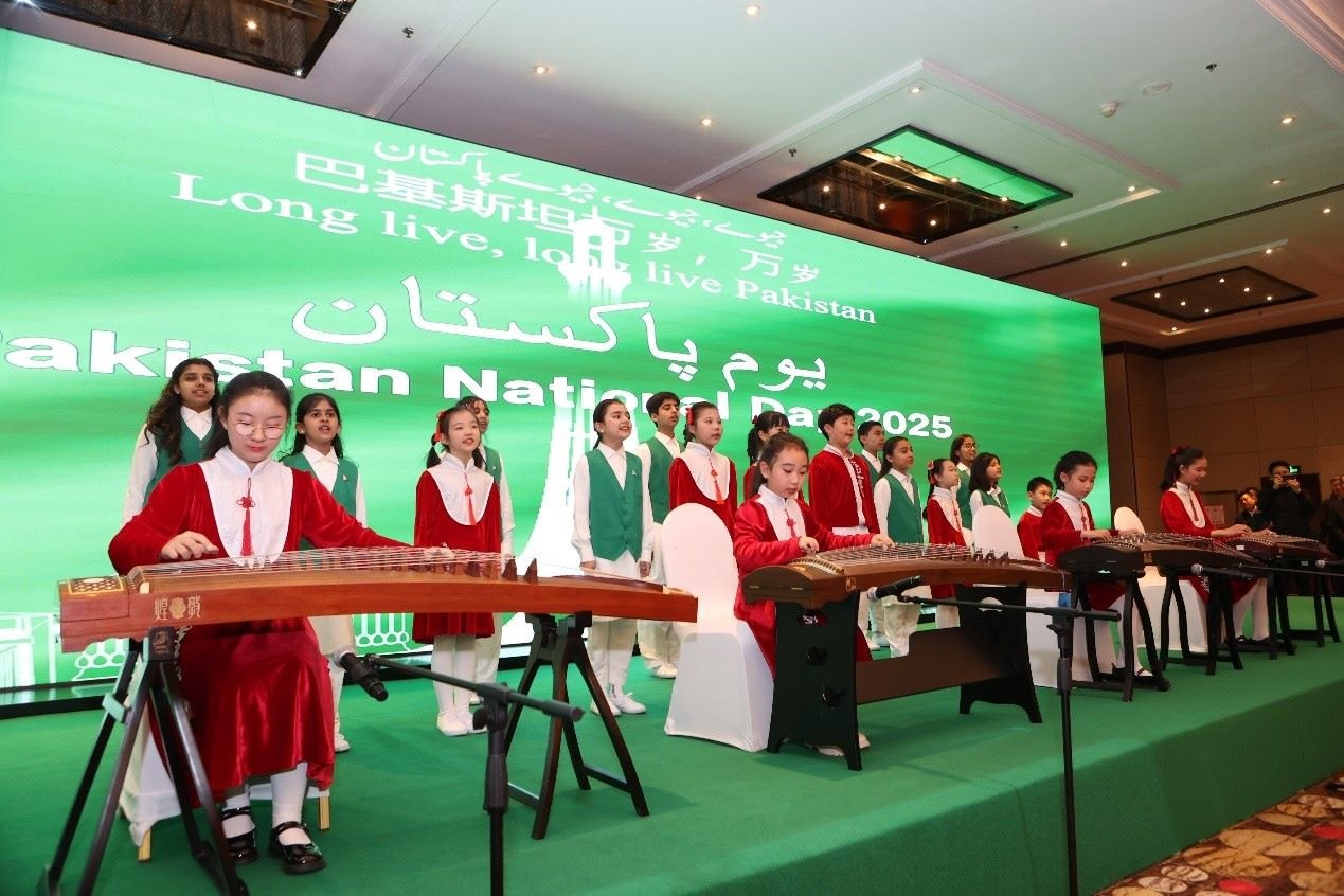 中巴兩國學生演出。巴基斯坦駐華大使館供圖