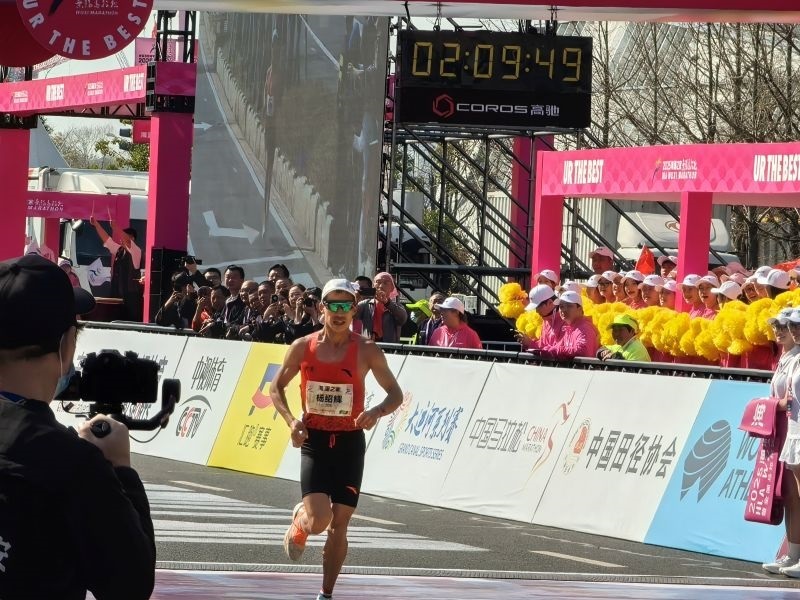 楊紹輝通過比賽終點(diǎn)。 人民網(wǎng)記者 楊磊攝