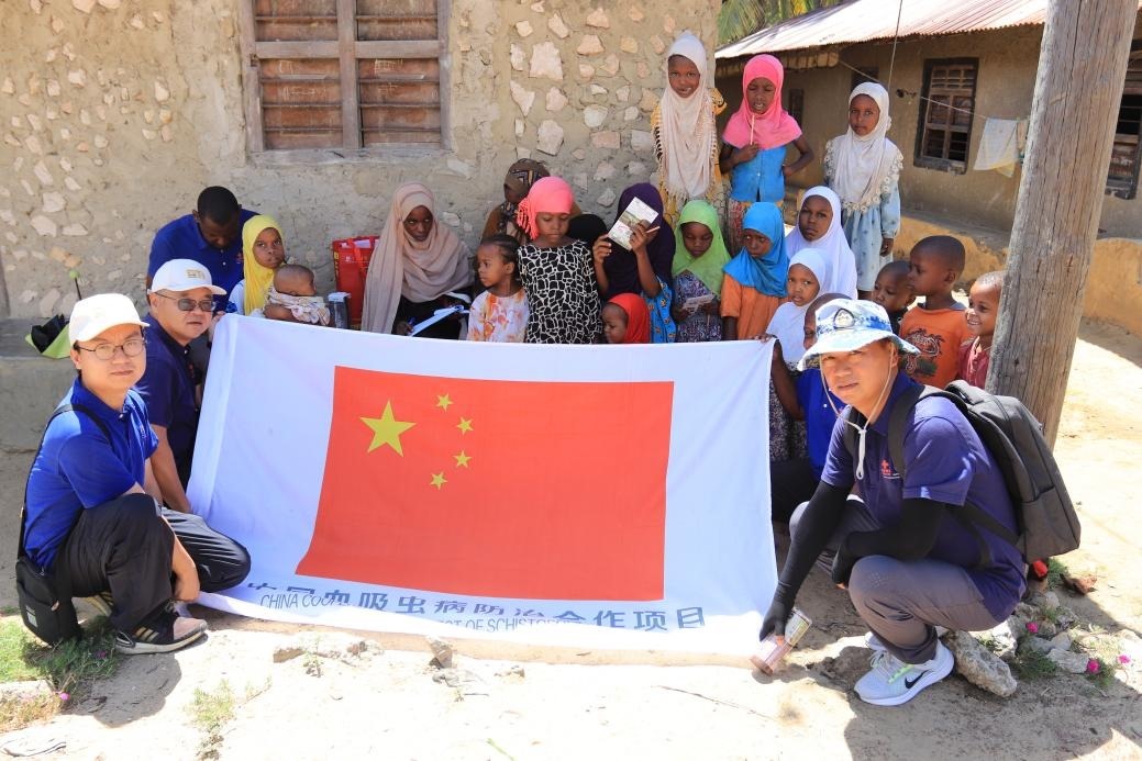 專家組與當(dāng)?shù)卮迕窈嫌?。專家組供圖