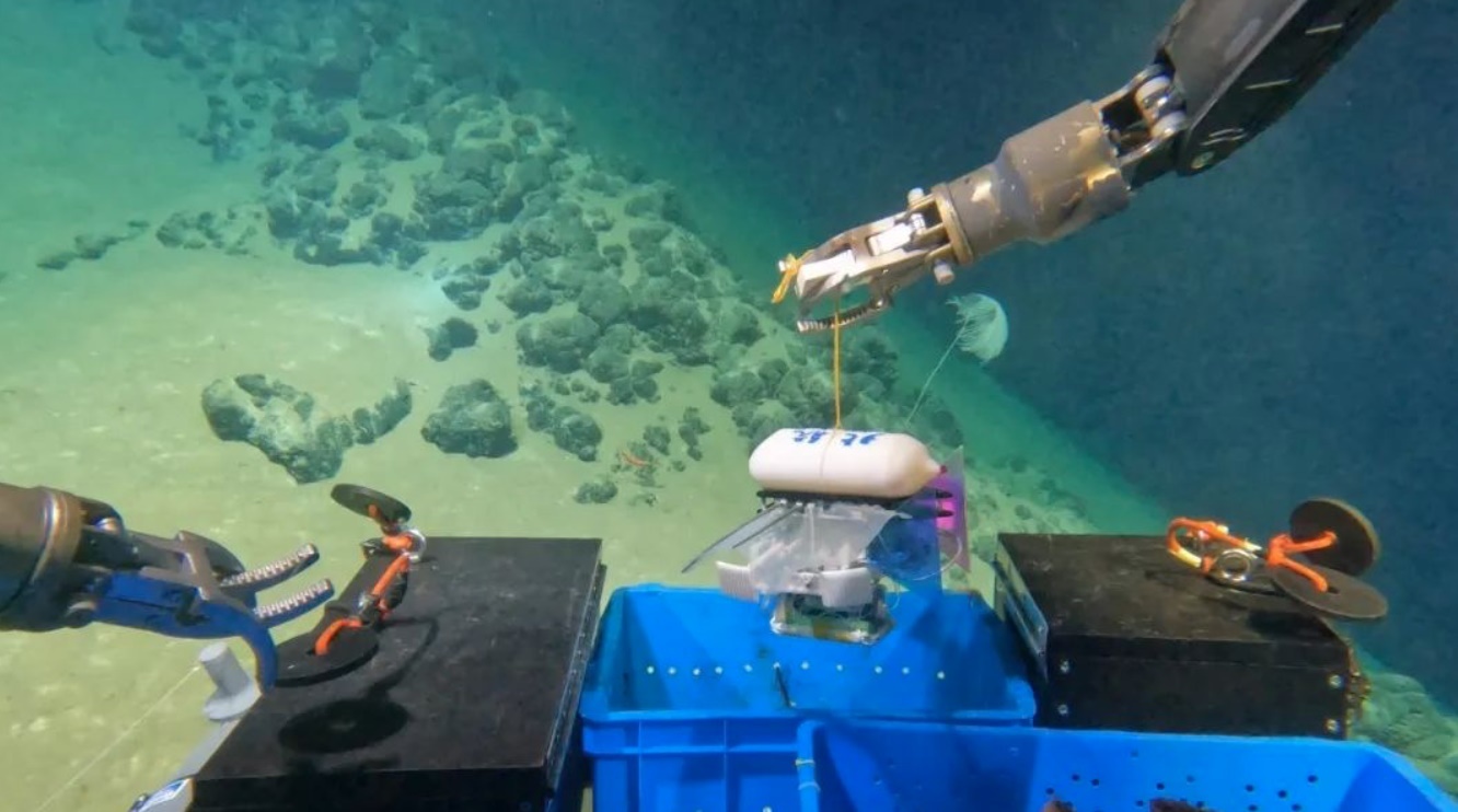 北航深海小型機(jī)器人在深海測(cè)試。校方供圖