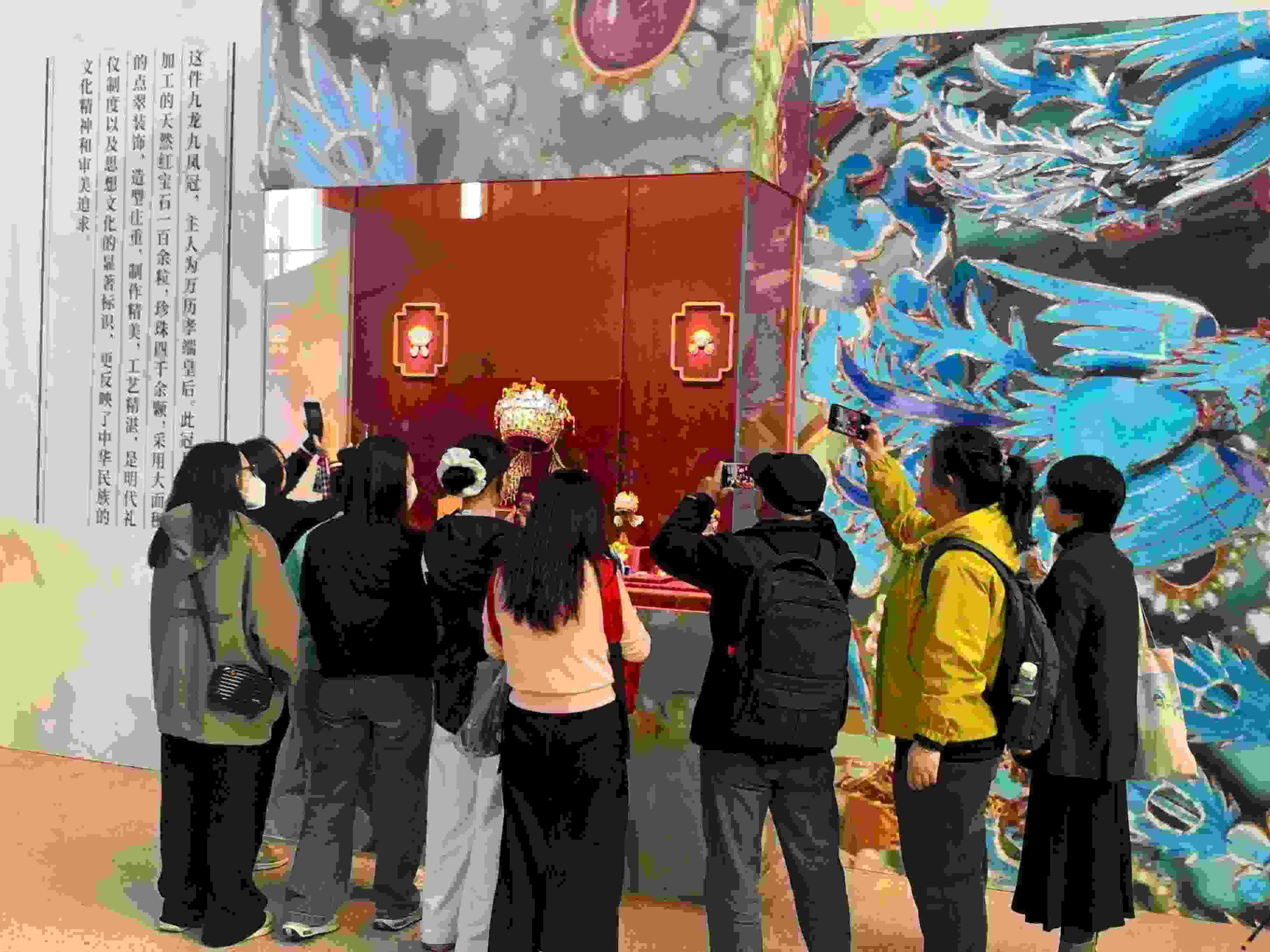 觀眾參觀國博鳳冠系列文創(chuàng)產(chǎn)品。人民網(wǎng)記者 劉穎穎攝