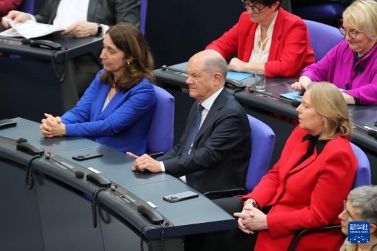 3月25日，在德國柏林，朔爾茨（中）出席新一屆德國聯(lián)邦議院首次全體會(huì)議。新華社記者 杜哲宇 攝