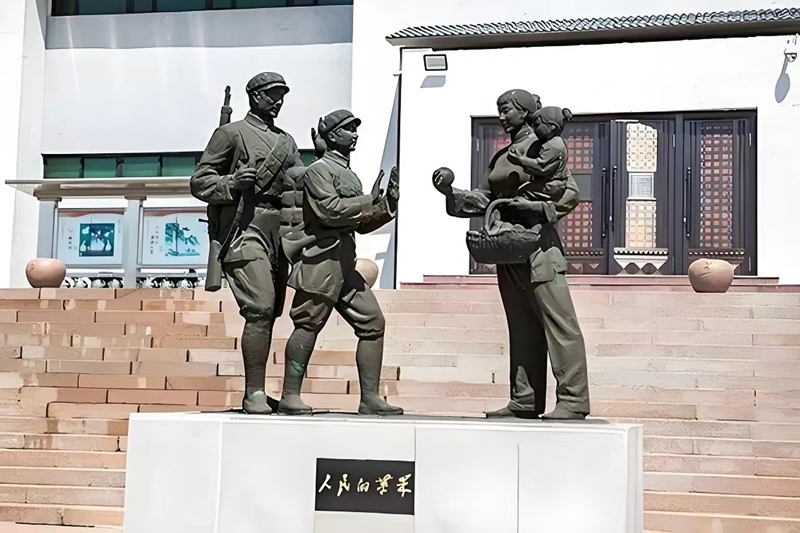 錦州蘋(píng)果廉政文化展覽館前的《人民的蘋(píng)果》主題雕塑。（由遼沈戰(zhàn)役紀(jì)念館供圖）