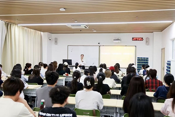 深圳職業(yè)技術(shù)大學(xué)黨委副書記、校長許建領(lǐng)為學(xué)生授課。學(xué)校供圖
