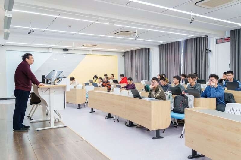 北航面向全校本科生開設(shè)《人工智能導(dǎo)論》通識(shí)必修課。校方供圖