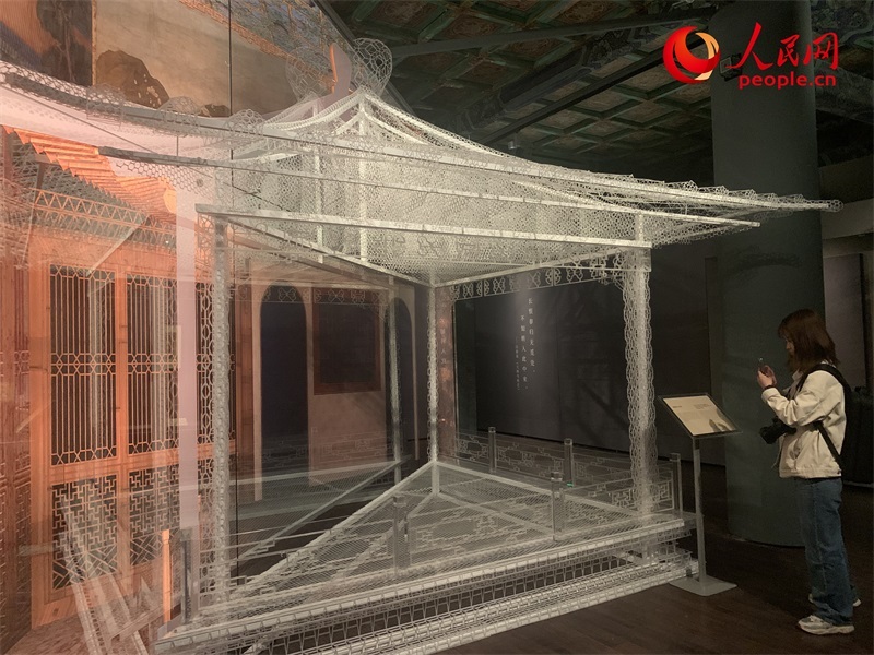 游客在故宮博物院參觀展覽。人民網(wǎng)記者 韋衍行攝