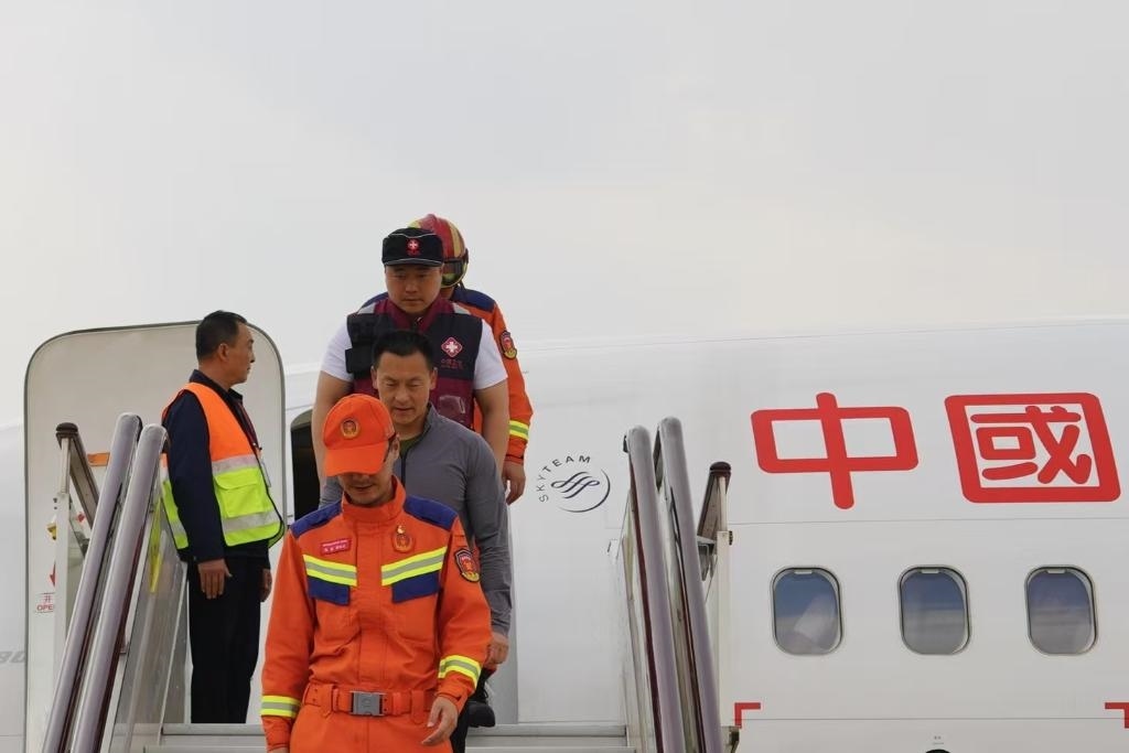 4月6日，在云南省昆明長水機場，中國云南救援醫(yī)療隊抵達昆明。新華社記者 高詠薇 攝
