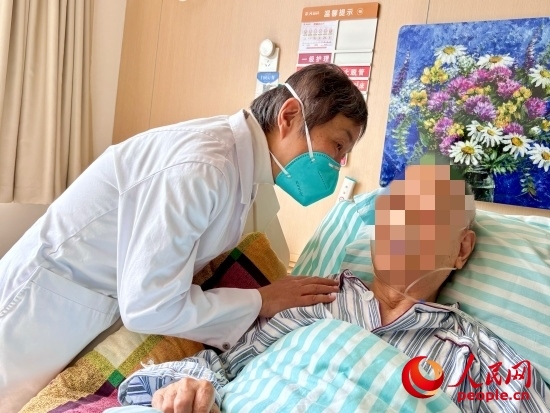 秦苑查房時(shí)詢問患者情況。人民網(wǎng) 陳葉欣攝