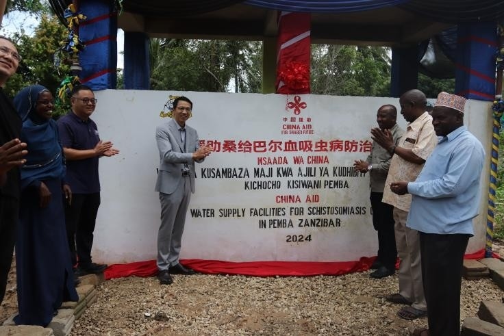 中國(guó)援助桑給巴爾血吸蟲病防治技術(shù)項(xiàng)目安全供水工程揭牌儀式日前在當(dāng)?shù)嘏e行。 施亮攝