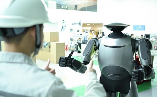 在廣汽研究院，人形機(jī)器人團(tuán)隊(duì)的周仁義在演示GoMate機(jī)器人互動(dòng)功能（新華社記者 鄧華 攝）