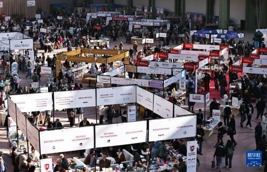 4月11日，人們在法國巴黎大皇宮參加2025巴黎書展。新華社記者 高靜 攝