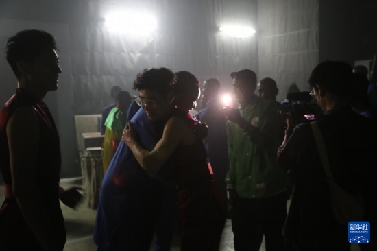 4月10日，在塞內(nèi)加爾首都達喀爾的國家大劇院，中央音樂學(xué)院進擊打擊樂團成員與塞內(nèi)加爾杜杜·恩迪亞耶·羅斯打擊樂團成員在演出后臺擁抱。新華社記者 司源 攝