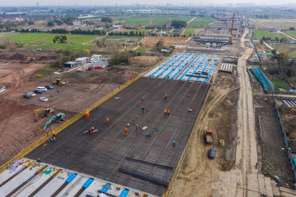 3月7日，在524國道秀洲王江涇至新塍公路工程TJ02標(biāo)段，作業(yè)人員正在進(jìn)行60米鋼混組合梁現(xiàn)澆橋面板鋼筋焊接及綁扎作業(yè)（無人機(jī)照片）。新華社記者 徐昱 攝