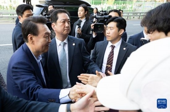 4月11日，韓國(guó)前總統(tǒng)尹錫悅（左一）在離開(kāi)首爾漢南洞官邸時(shí)與支持者握手。新華社發(fā)（全休相攝）