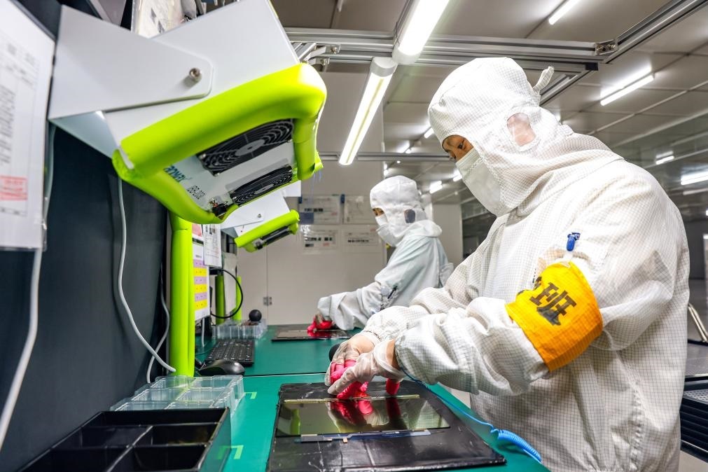 3月27日，在位于寧夏賀蘭工業(yè)園區(qū)的湯姆森電氣有限公司生產(chǎn)車間內(nèi)，工作人員制作硅膠絕緣護(hù)套。新華社記者 楊植森 攝