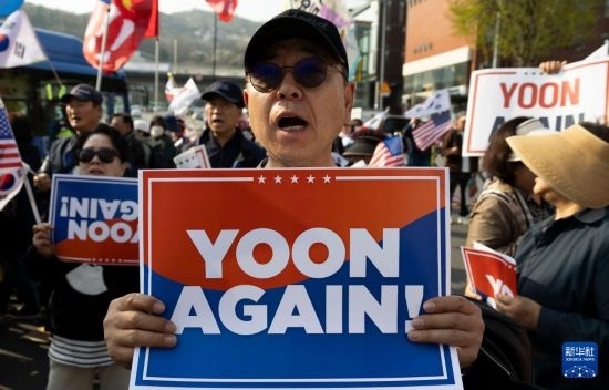 4月11日，在韓國(guó)首爾漢南洞官邸附近，支持者為韓國(guó)前總統(tǒng)尹錫悅送行。新華社發(fā)（全休相攝）